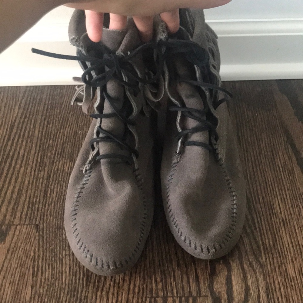 Minnetonka Tramper Boot Size 8 Grey